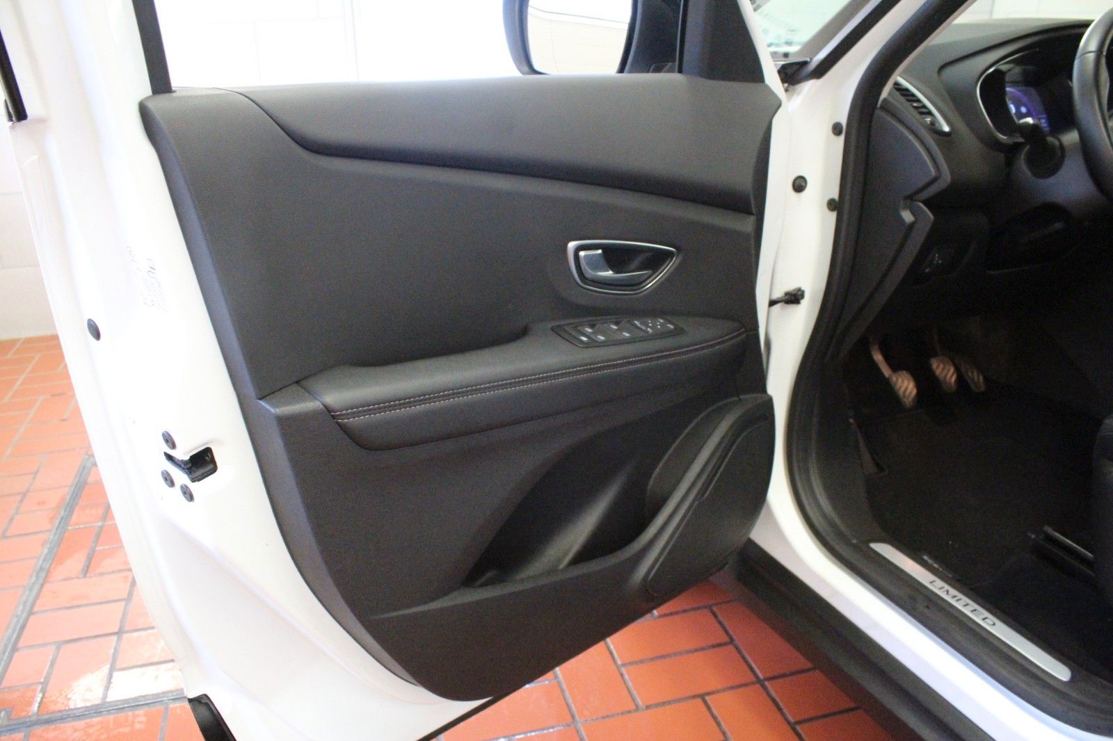 Fahrzeugabbildung Renault Grd Scenic Tce 140 Deluxe*R-Link*Sitzhzg*