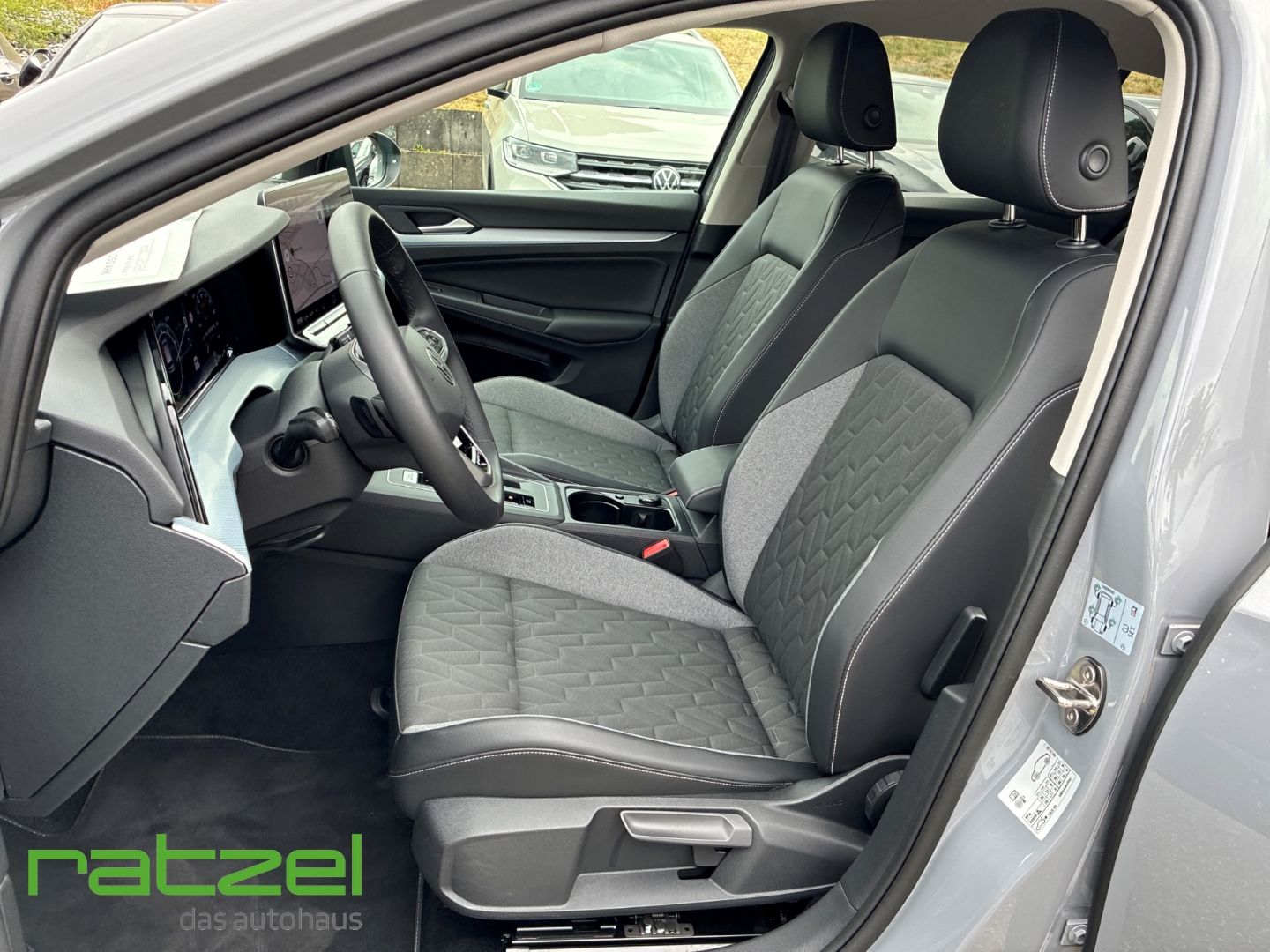 Fahrzeugabbildung Volkswagen Golf Energy Life 1,5 l eTSI DSG AHK Navi Kamera