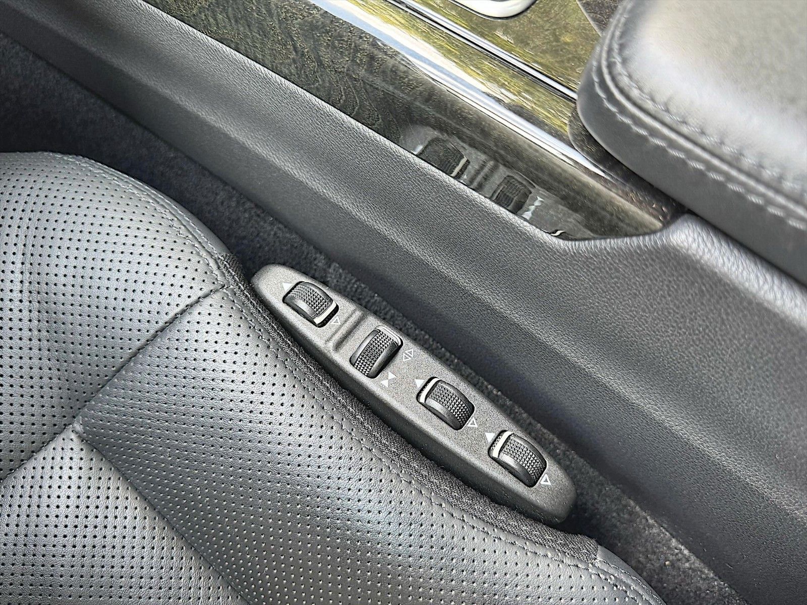 Fahrzeugabbildung Mercedes-Benz E 500 CGI AMG Black Edition *ACC*Pano*Airmatic*