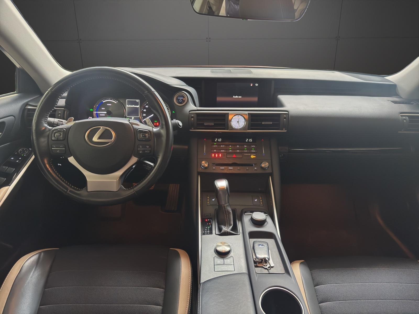 LEXUS IS 300H 2.5 HYBRIDE 181ch - GPS - PHARES LED - SIÈGES CHAUFFANTS - ANGLE MORT