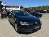 Volkswagen Jetta VI 1.4 TSI NAVI-SHZG-TEMPOMAT-KLIMA-PDC - Volkswagen Jetta: Limousine