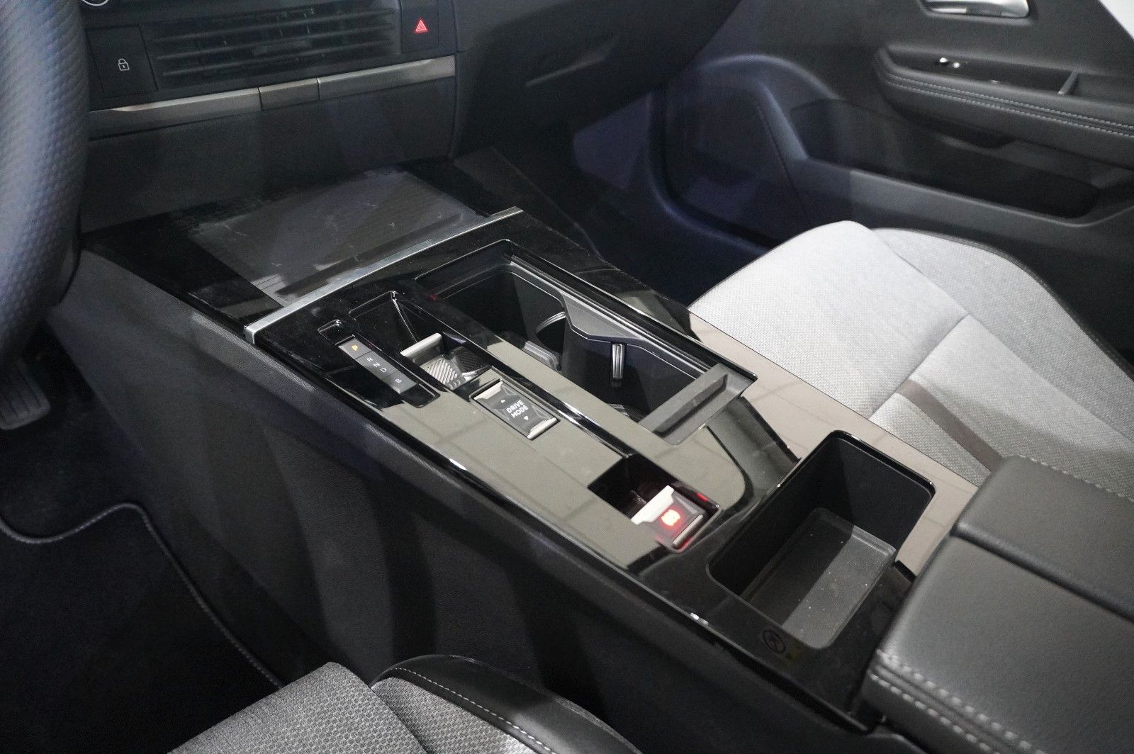 Fahrzeugabbildung Opel Astra L Lim. 1.6 HYBRID ELEGANCE NAVI/LED/KAMERA