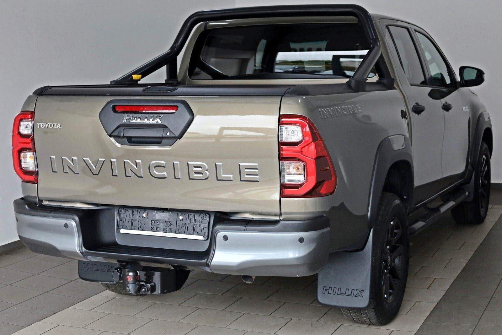 Fahrzeugabbildung Toyota Hilux 2.8 D-4D Invincible,Rollbügel, Rollo , AHK