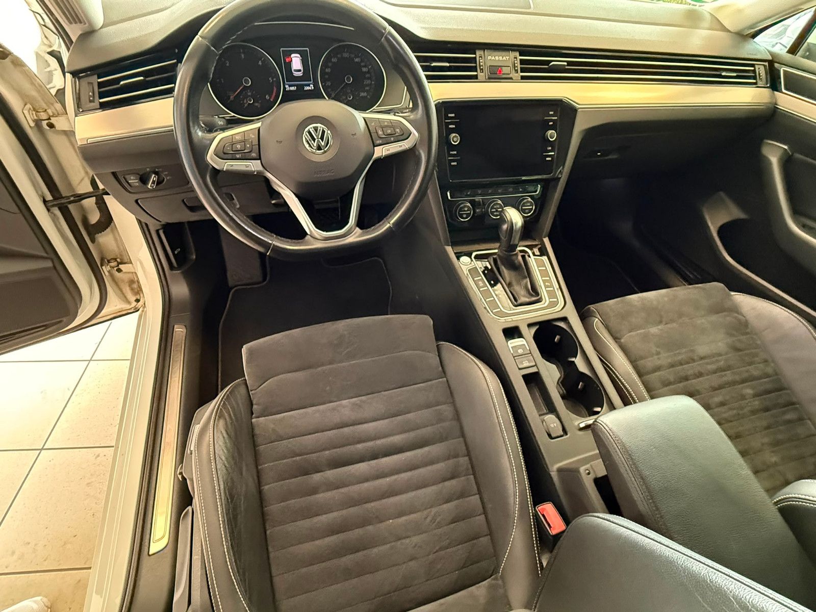 Fahrzeugabbildung Volkswagen Passat Variant Elegance / AHK / GEPFLEGT /