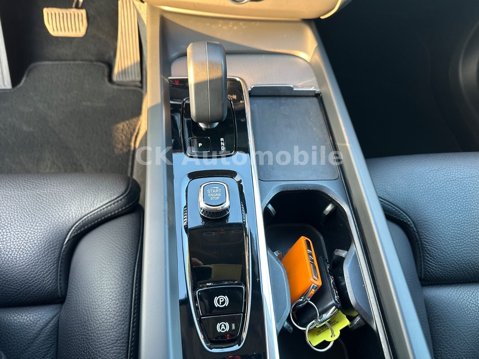 Fahrzeugabbildung Volvo XC60 B4 Plus Dark AWD/BLIS/Navi/LED/Kamera/AHK