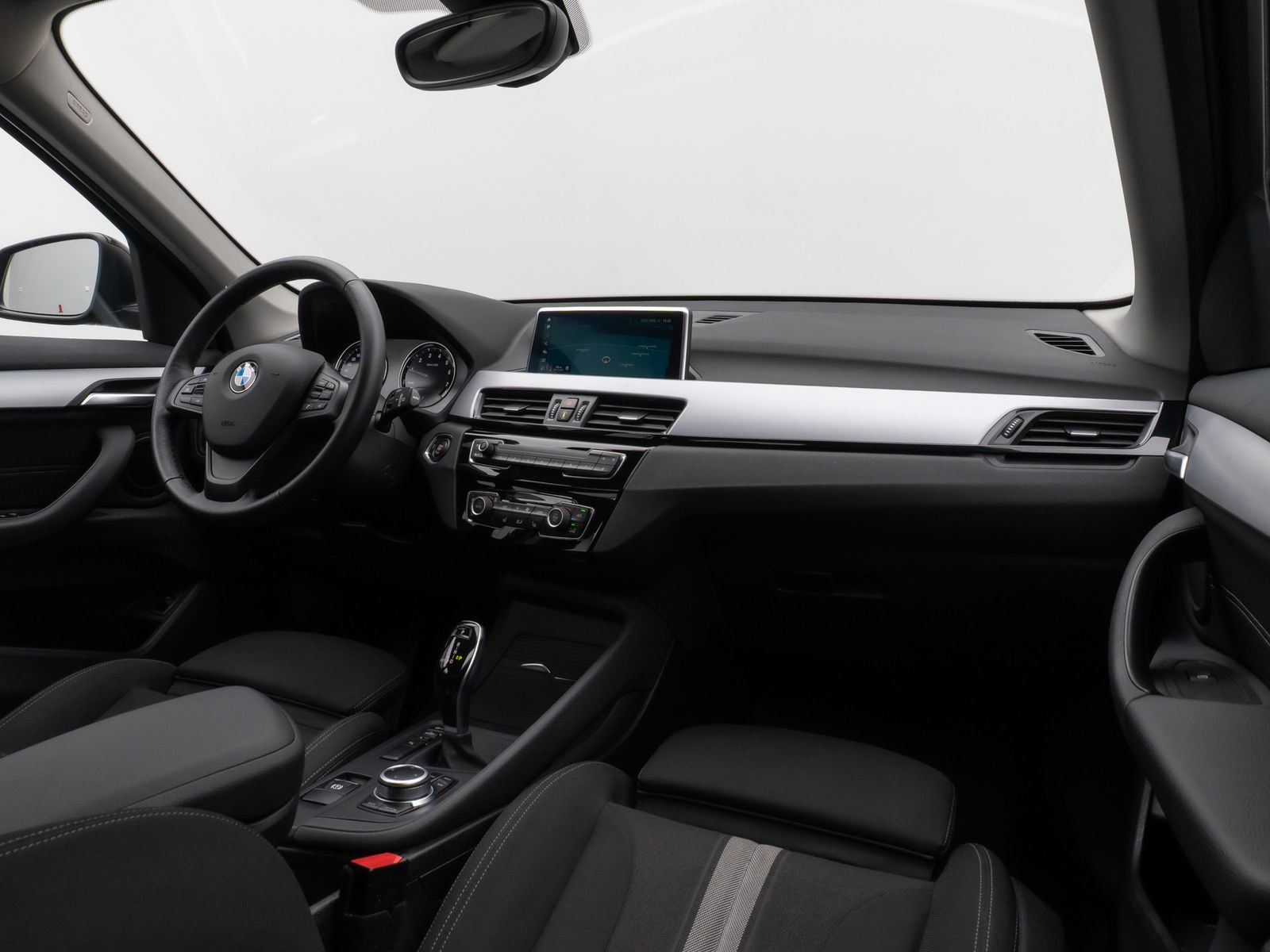 Fahrzeugabbildung BMW X1 sD18i Parkassistent DAB Sportsitz LED 18Zoll