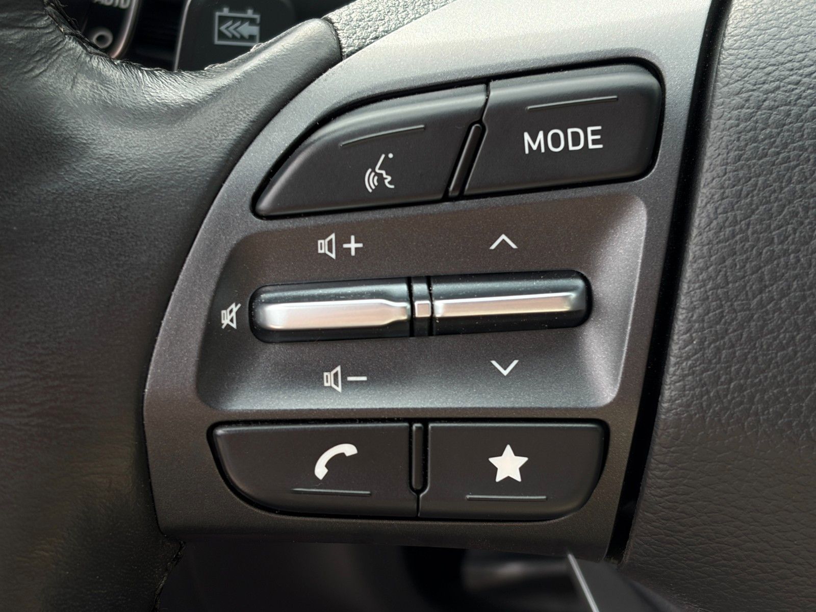 Fahrzeugabbildung Hyundai KONA E Select ACC PDC CAM SHZ LKAS CarPlay