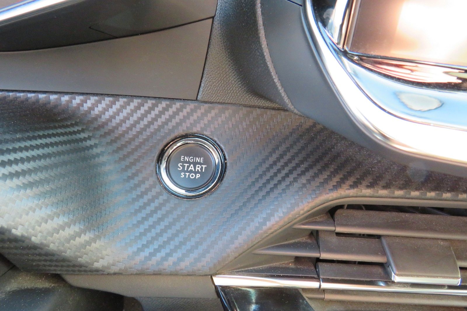 Fahrzeugabbildung Peugeot 2008 GT 8-AUTOMATIK GRA NAVI PDC 1.HAND