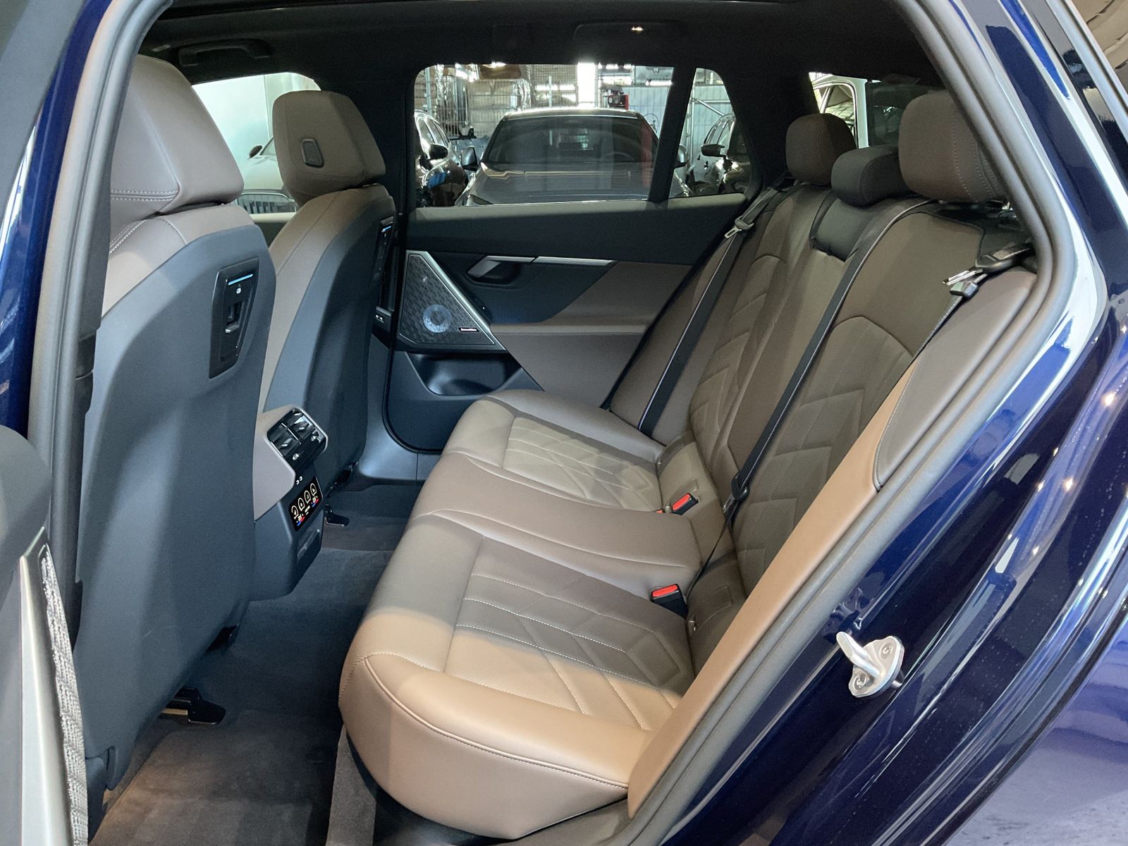 Fahrzeugeinzelansicht 13 Fahrzeugabbildung BMW 540d xDrive Touring M Sportpaket AHK