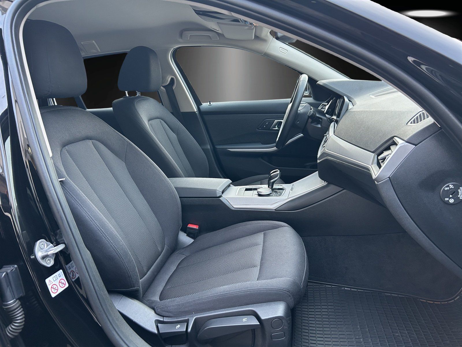 Fahrzeugabbildung BMW 330e Advantage/LIVE-COCKPIT+/LED/SHZ/