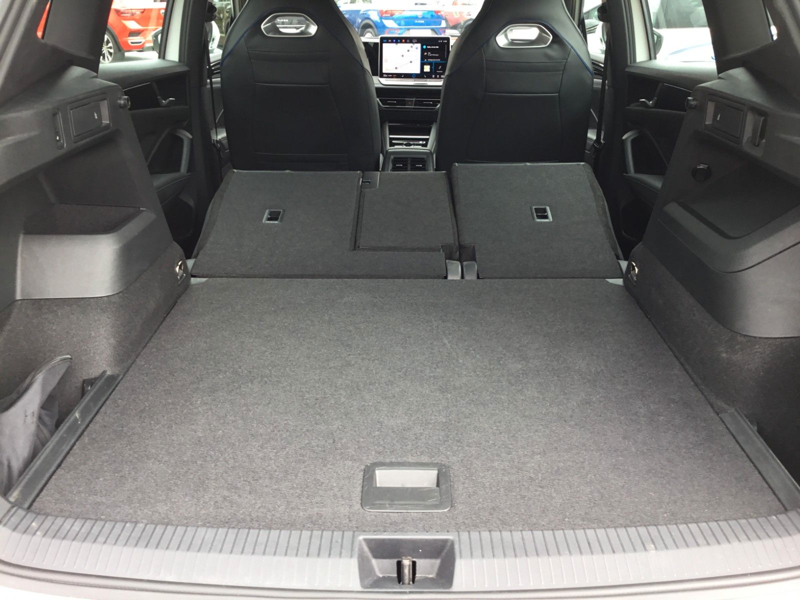 Fahrzeugabbildung Volkswagen Tiguan 1.5 eTSI DSG R-Line+AHK+19"+LED+Navi