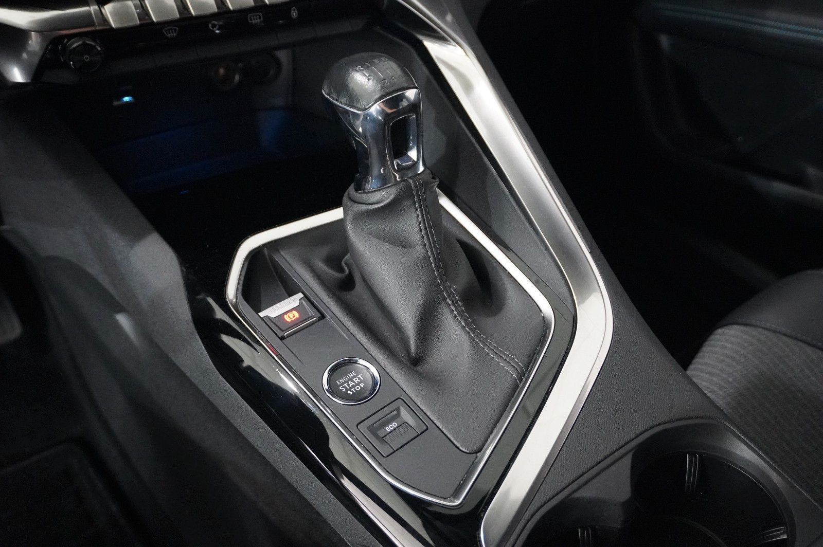 Fahrzeugabbildung Peugeot 3008 1.2T ALLURE PACK NAVI/LED/KAMERA/SPORT/DAB+