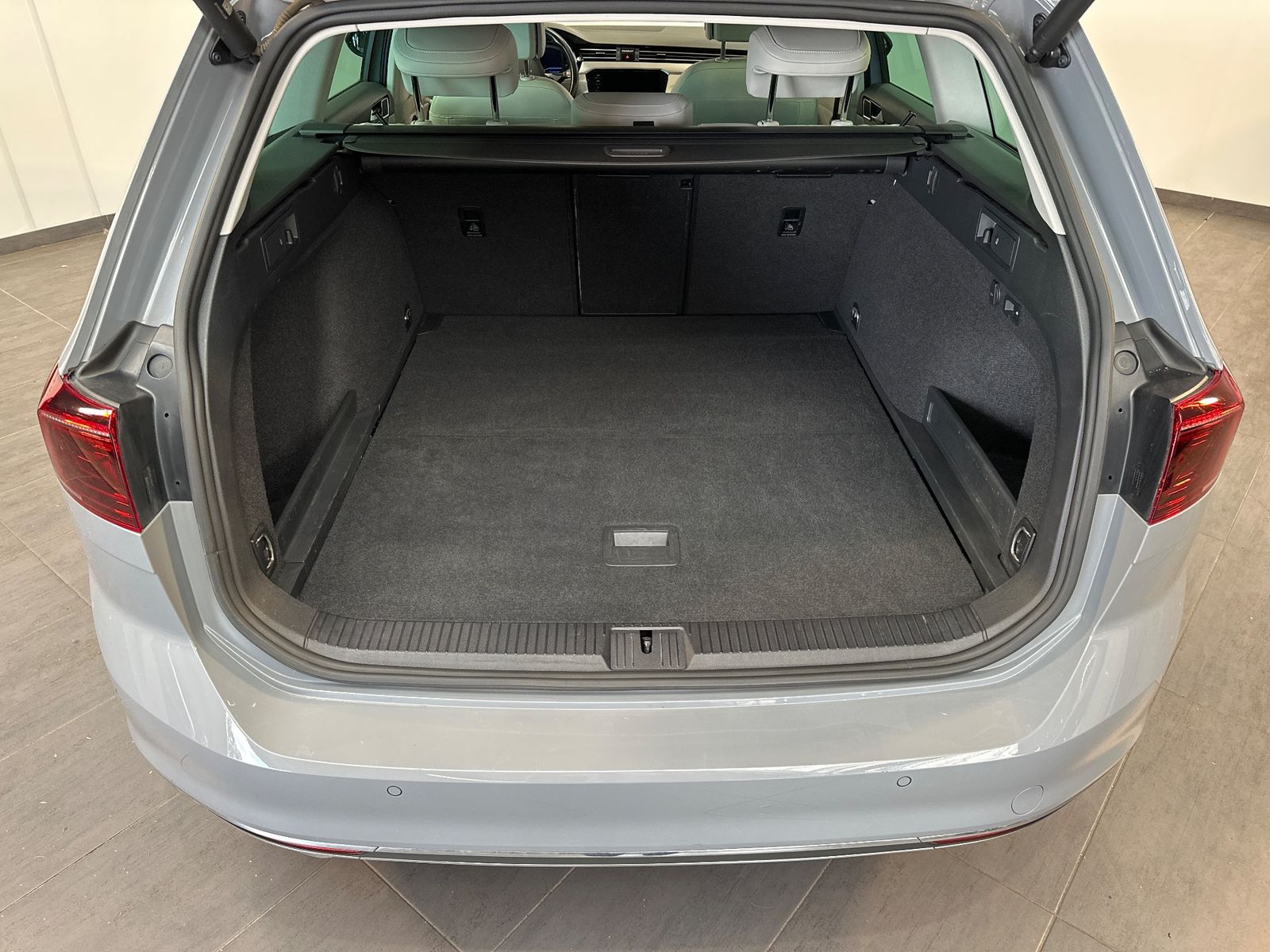 Fahrzeugabbildung Volkswagen Passat Variant Elegance NAV+LED+AHK+ACC+HUD+18ZO