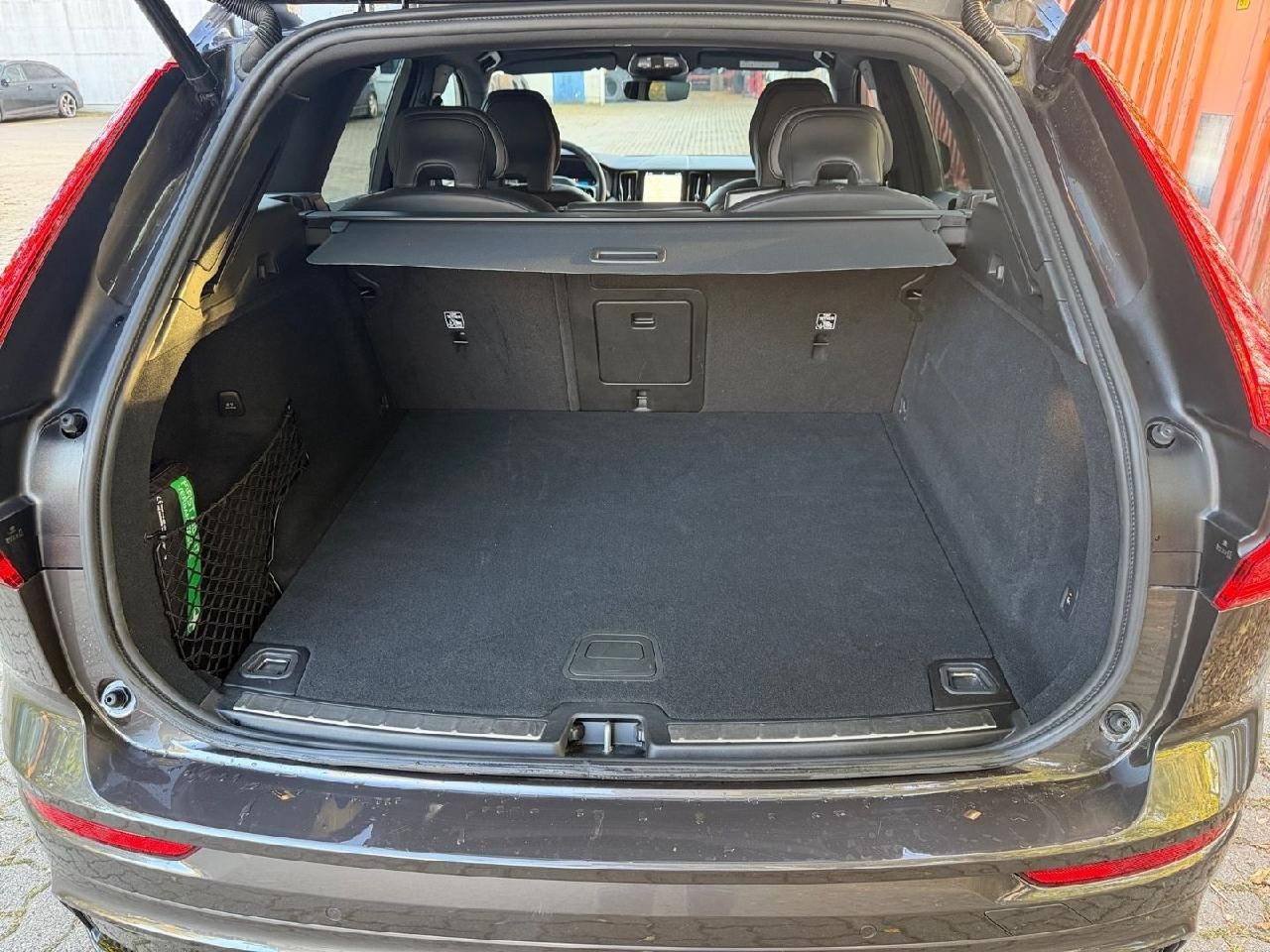 Fahrzeugabbildung Volvo XC60 B5 Benzin AWD Plus Dark