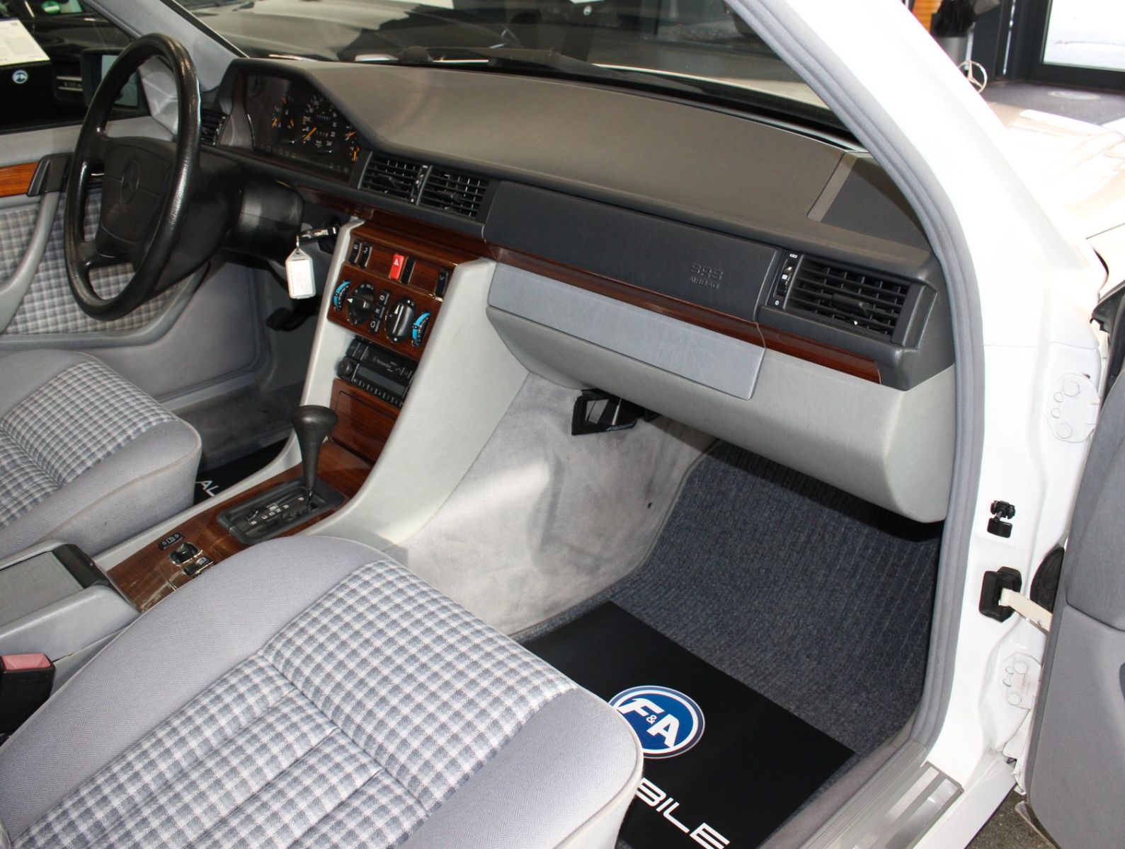 Fahrzeugabbildung Mercedes-Benz E 220 2.Hand+Klima+126Tkm+Top Zustand