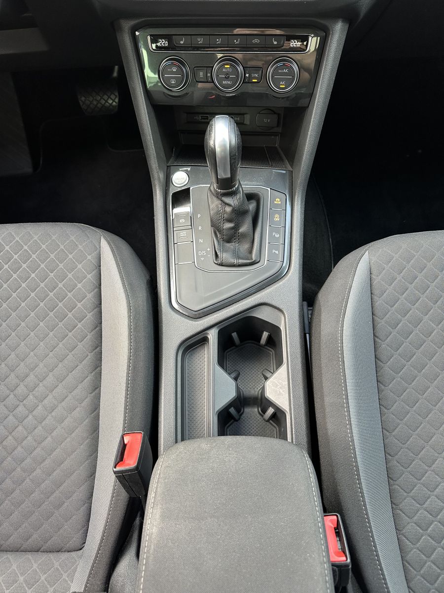 Fahrzeugabbildung Volkswagen Tiguan 1.5 TSI DSG Comfortline NAV+LED+PANO+AHK
