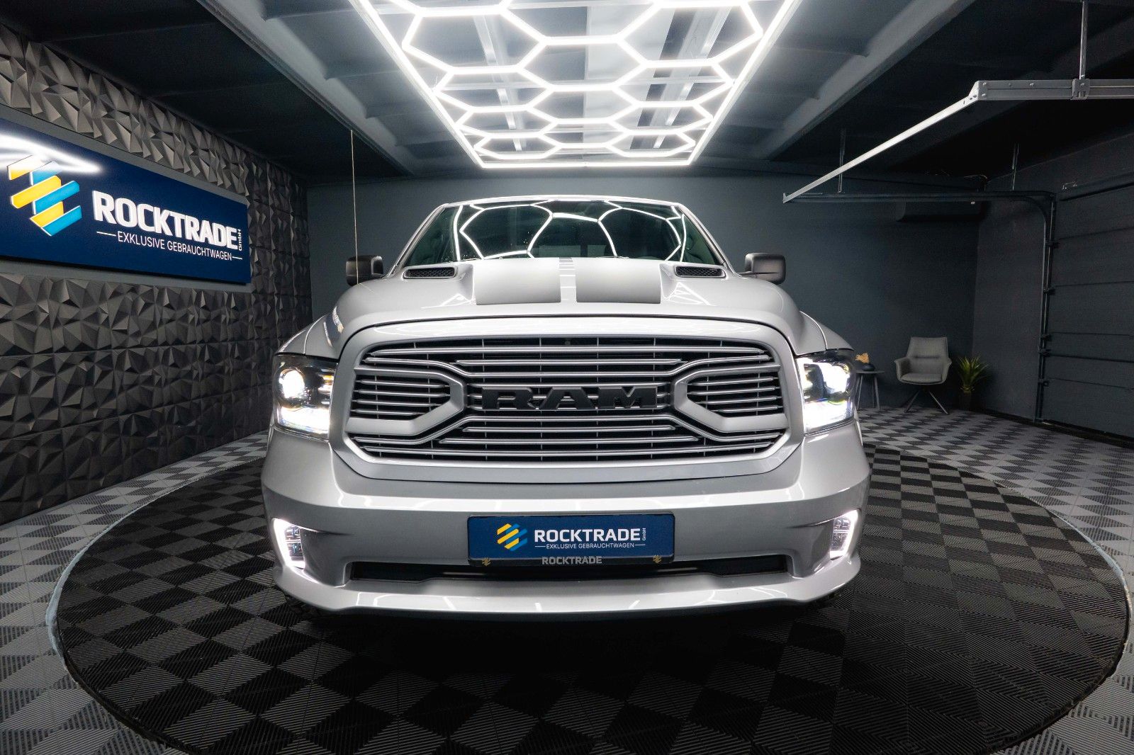 Fahrzeugabbildung Dodge RAM 5.7 V8 HEMI 4x4 OFFROAD Night LONGBED *19%*