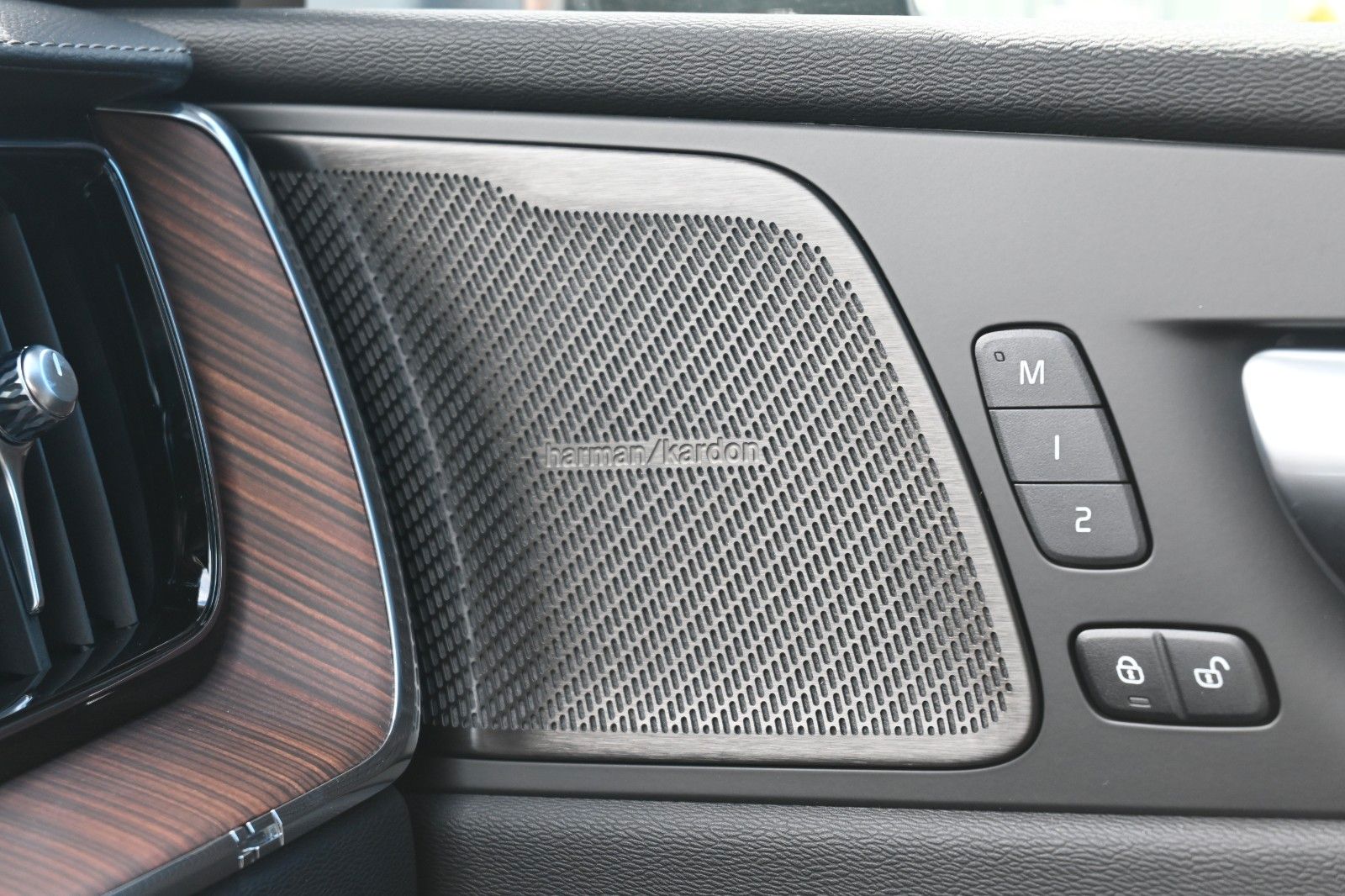 Fahrzeugabbildung Volvo XC60 B4 D AWD Ultimate Dark*STDHZG*LUFT*360°*ACC