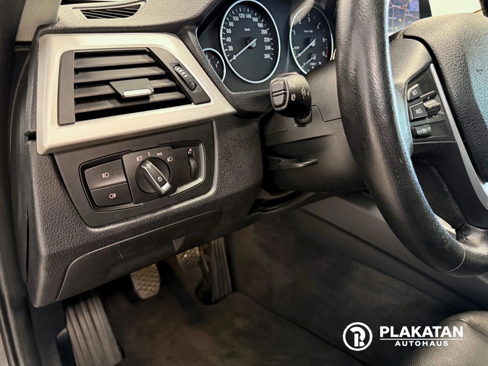 Fahrzeugabbildung BMW 318d Touring Leder Navi Bi-Xenon
