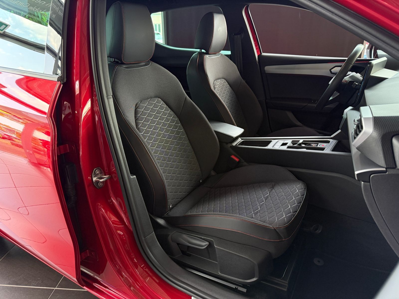 Fahrzeugabbildung SEAT Leon FR RFK LED NAVI CARPLAY