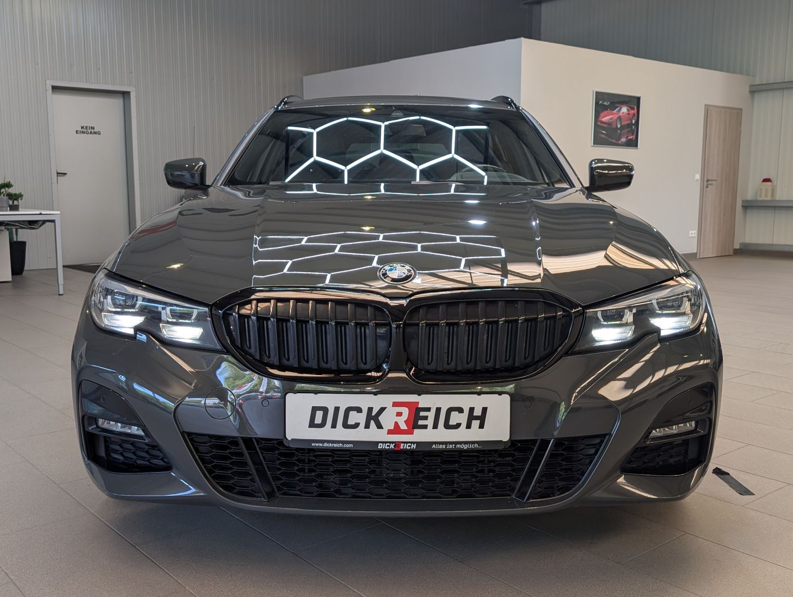 Fahrzeugabbildung BMW 320 i M Sport Navi Shadow*HUD*LED*TEMPO*PANO*AHK