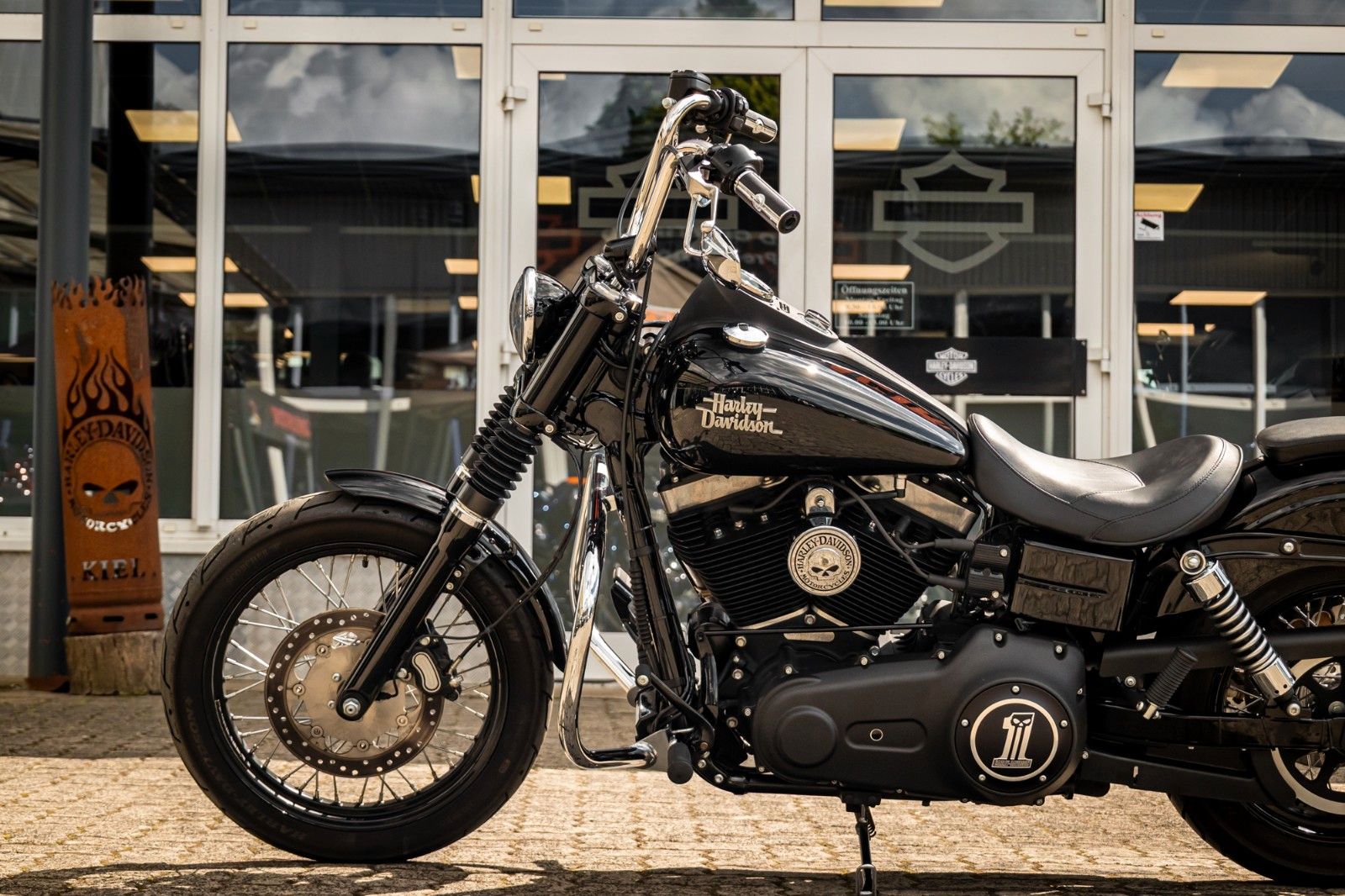 Fahrzeugabbildung Harley-Davidson DYNA STREET BOB FXDB 103 - Vorverlegte Fußrasten