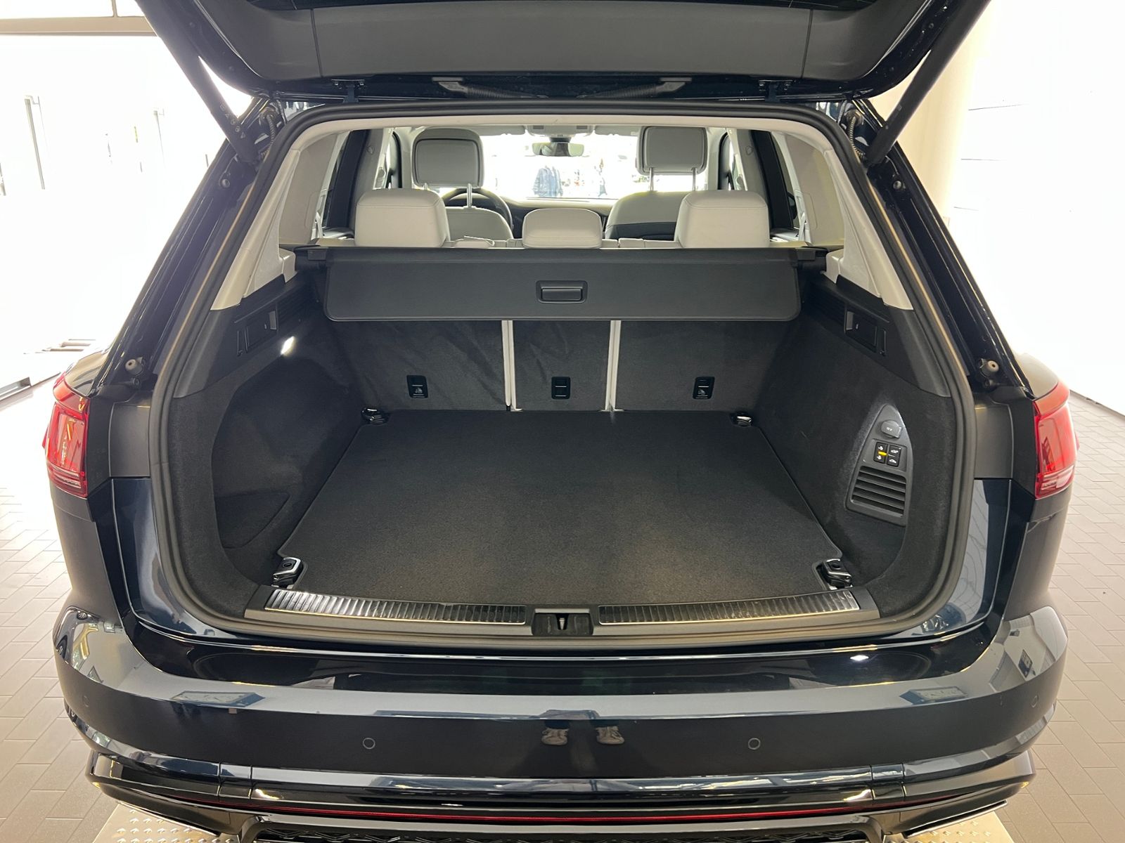 Fahrzeugabbildung Volkswagen Touareg R-Line 3.0 TDI 4MOTION *AHK, Adaptivfwg.