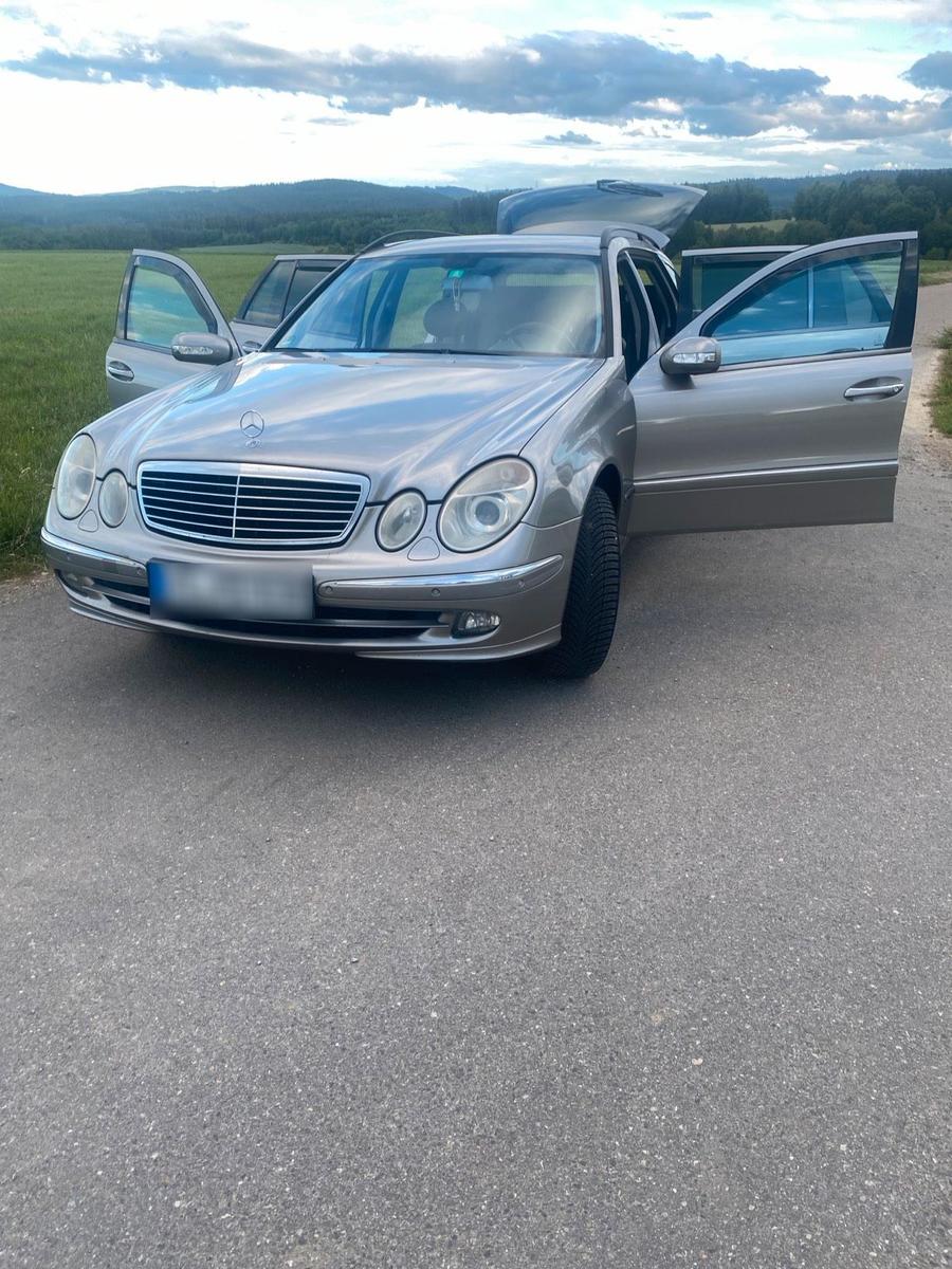 Mercedes-Benz E320 2004 — photo 14