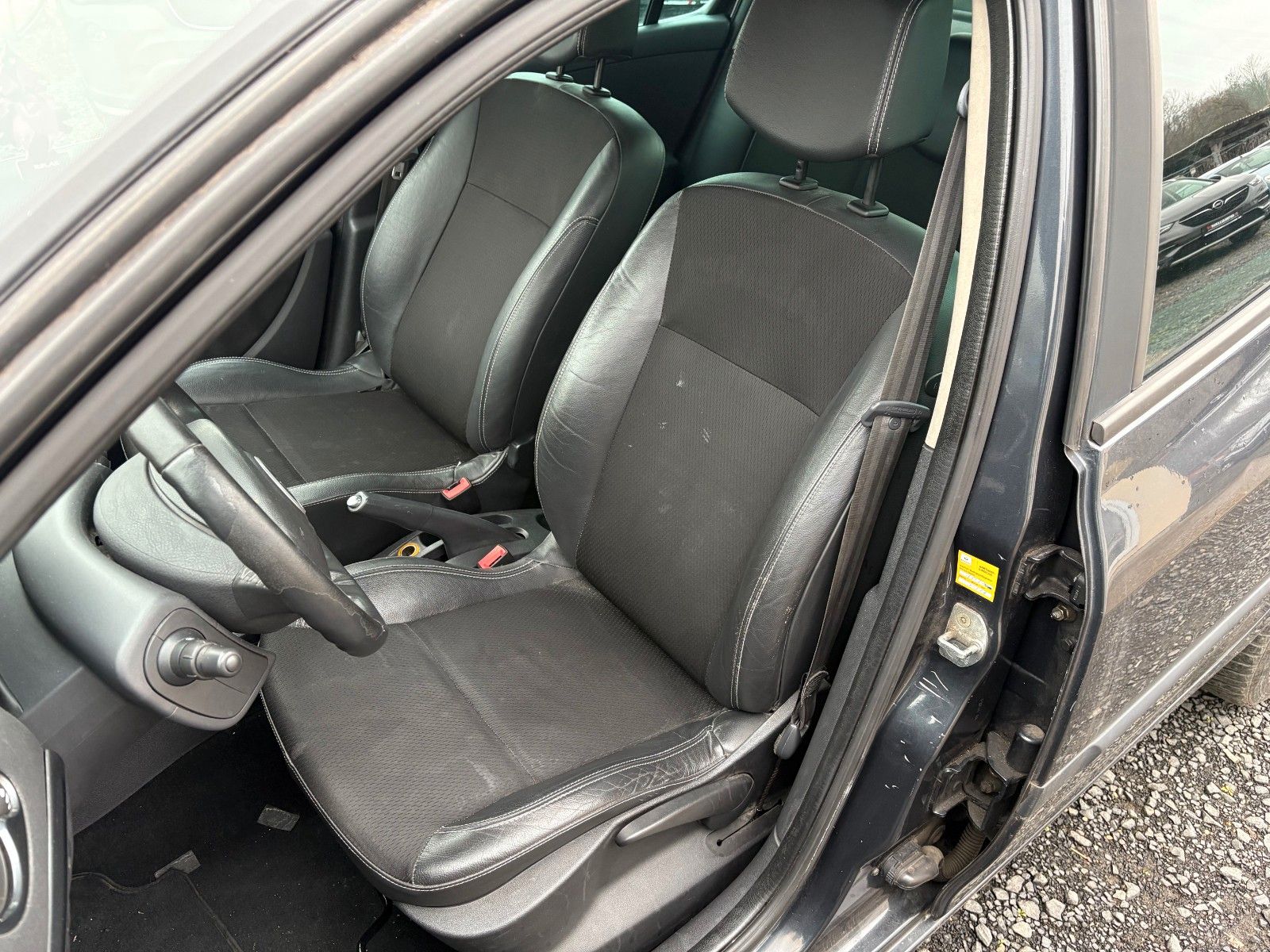 Fahrzeugabbildung Renault Clio III Exception 1.5 dCi Klima Leder TÜV 08/26