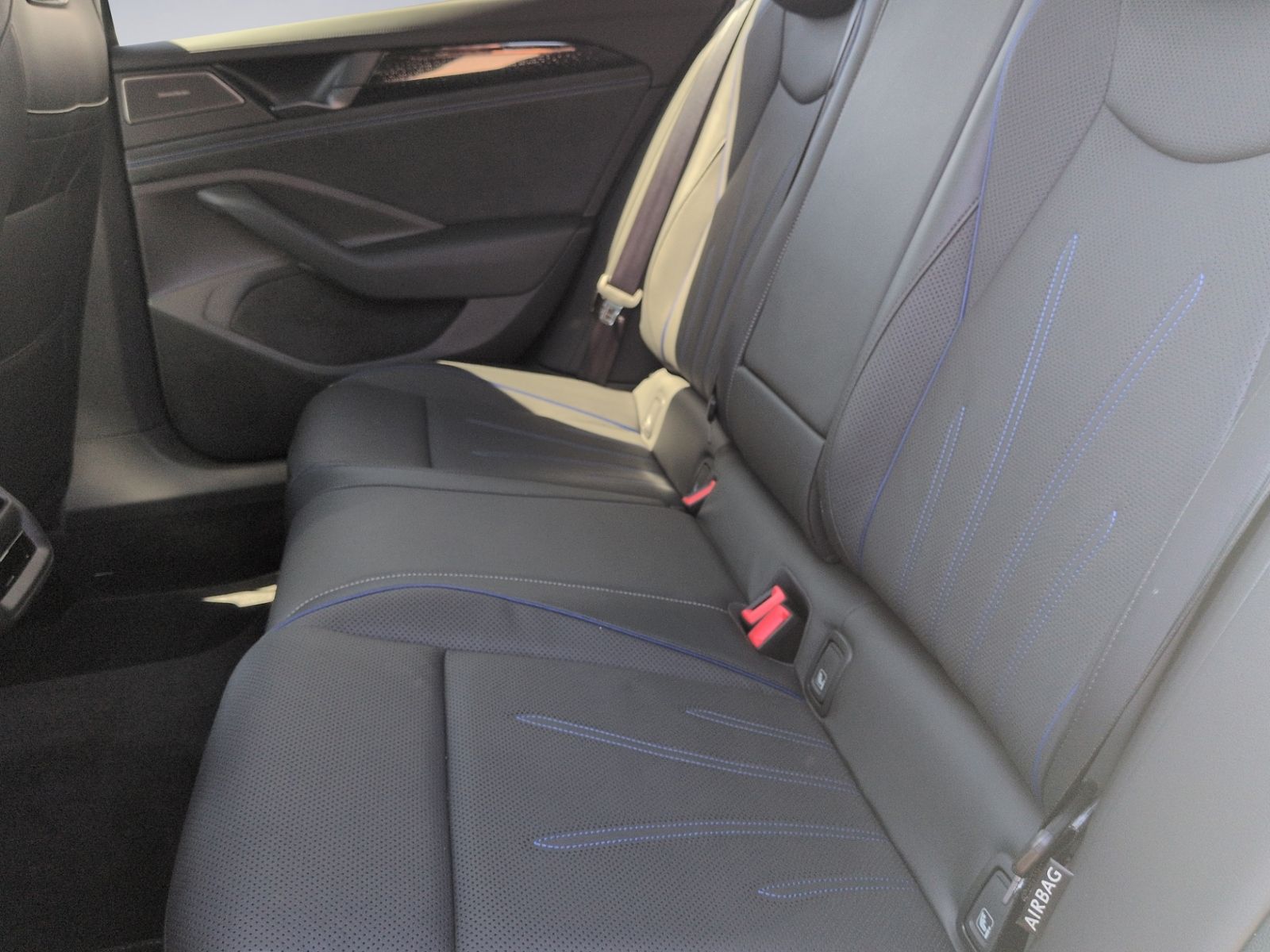 Passat 2.0 TDI DSG 4M R-Line MATRIX+AHK+HEADUP