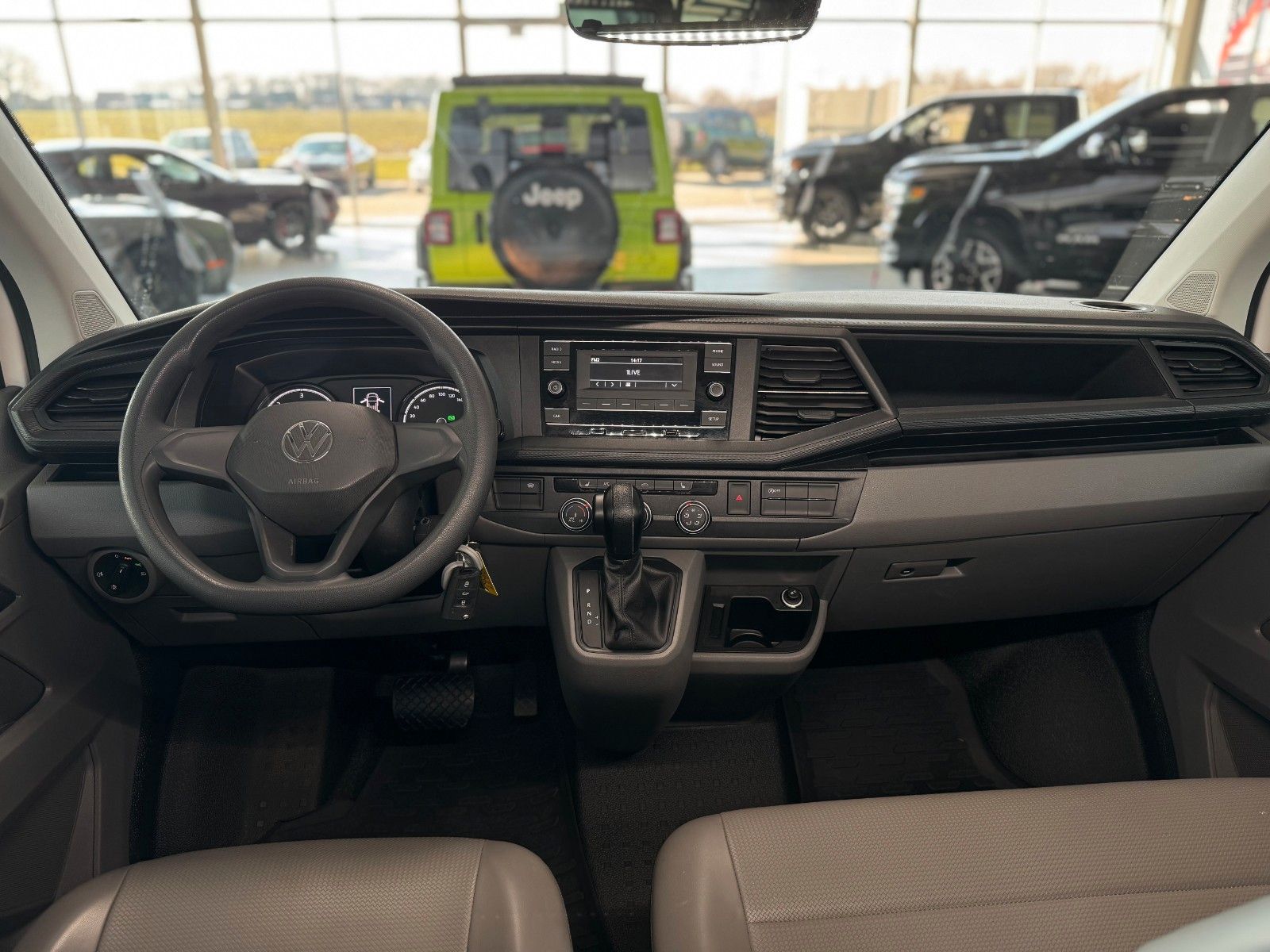Fahrzeugabbildung Volkswagen T6 Transporter Kombi 2.0 TDI "Klima  9-Sitzer"