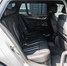 Fahrzeugabbildung BMW 520d xDrive Touring M-Sport°360°|HARMAN|HOLZ