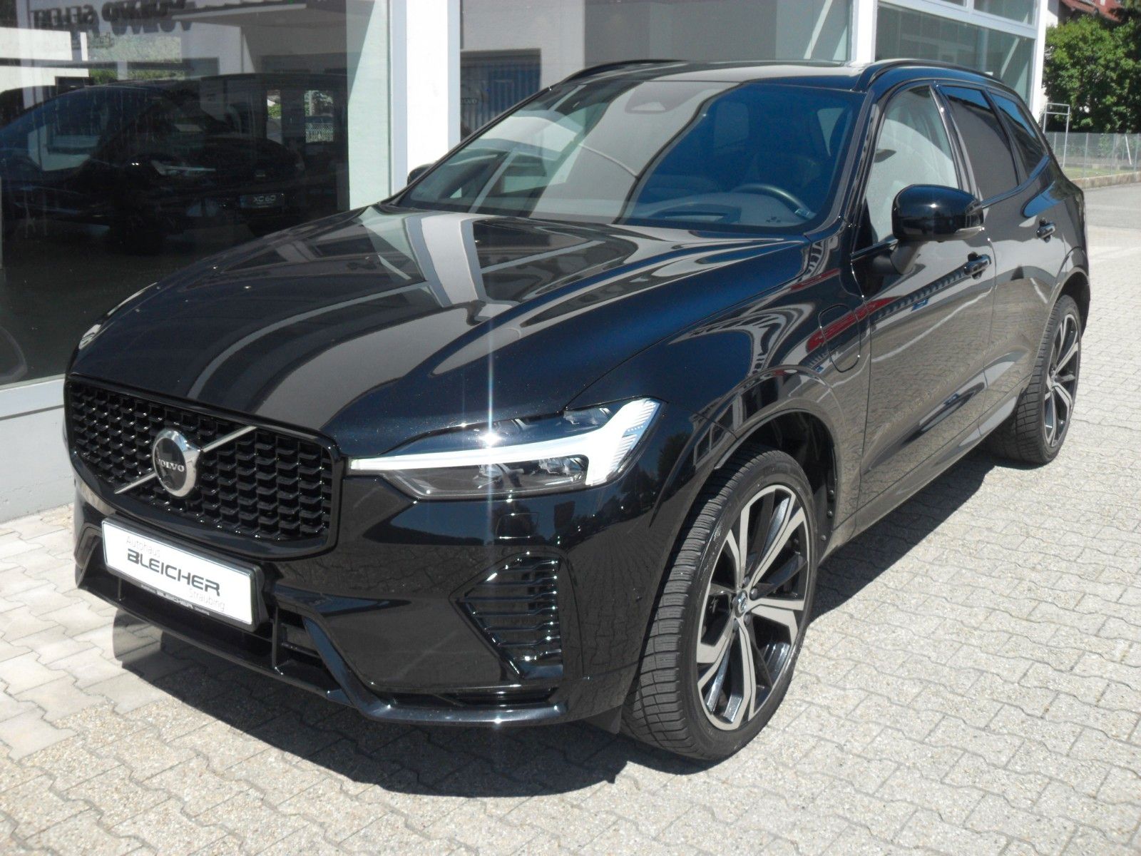 Fahrzeugabbildung Volvo XC 60 T8 R- Design Plug-In Hybrid AWD | Head Up