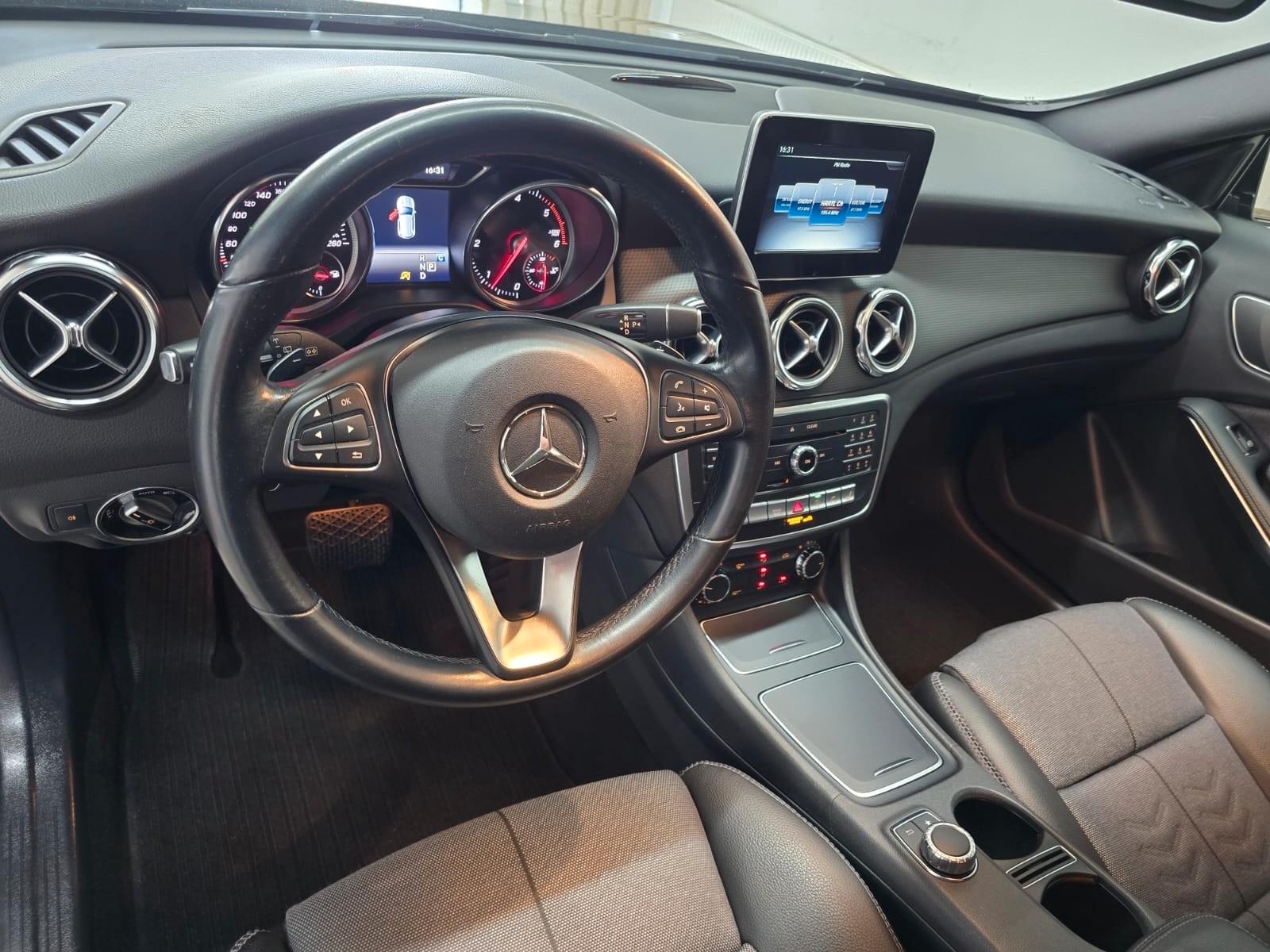 Mercedes-Benz GLA 200 d Style LED Navi Teilleder Telefon 19"
