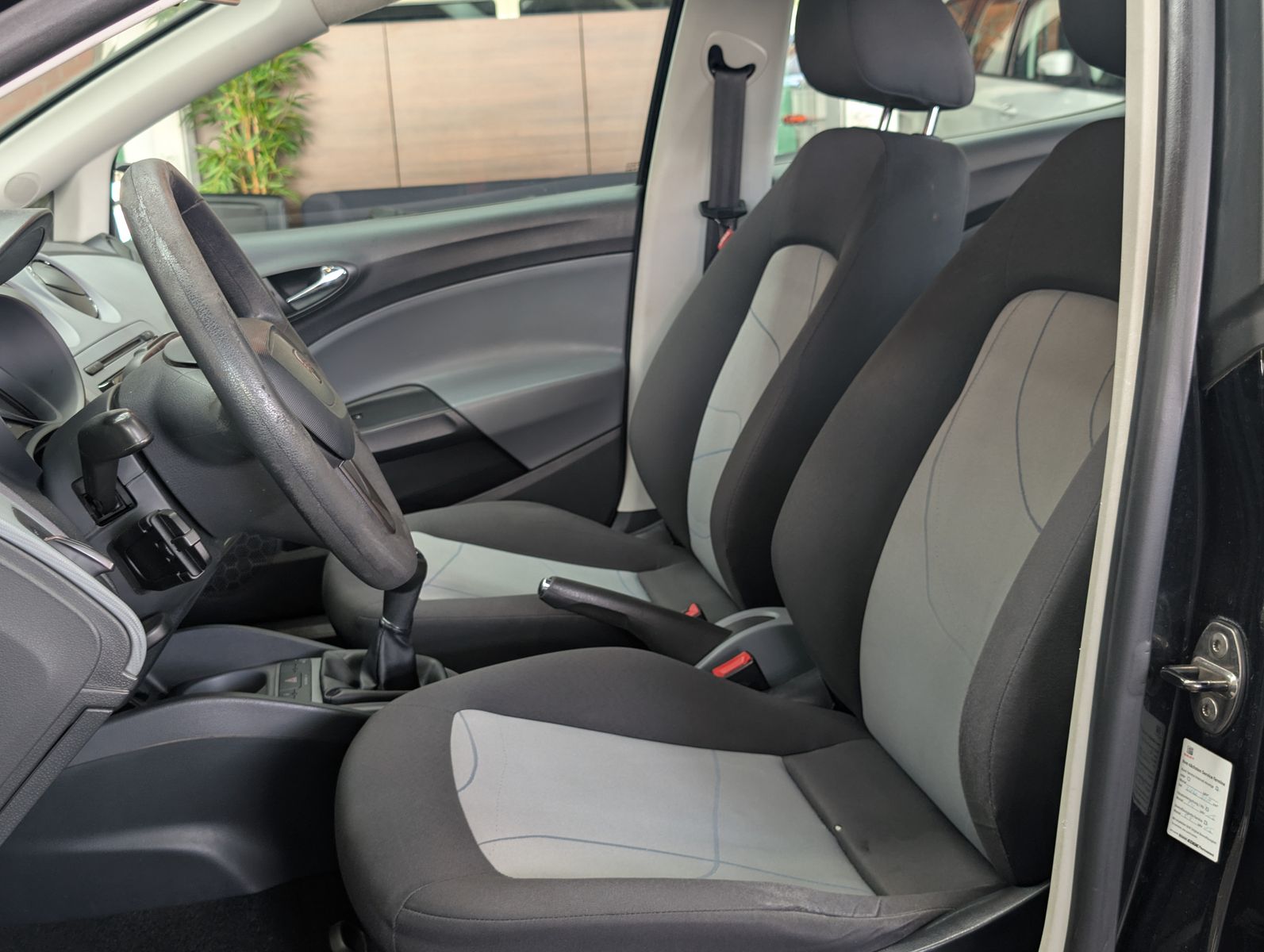 Fahrzeugabbildung SEAT Ibiza Reference Limo 1.4 EURO 5 TÜV KLIMA AUX
