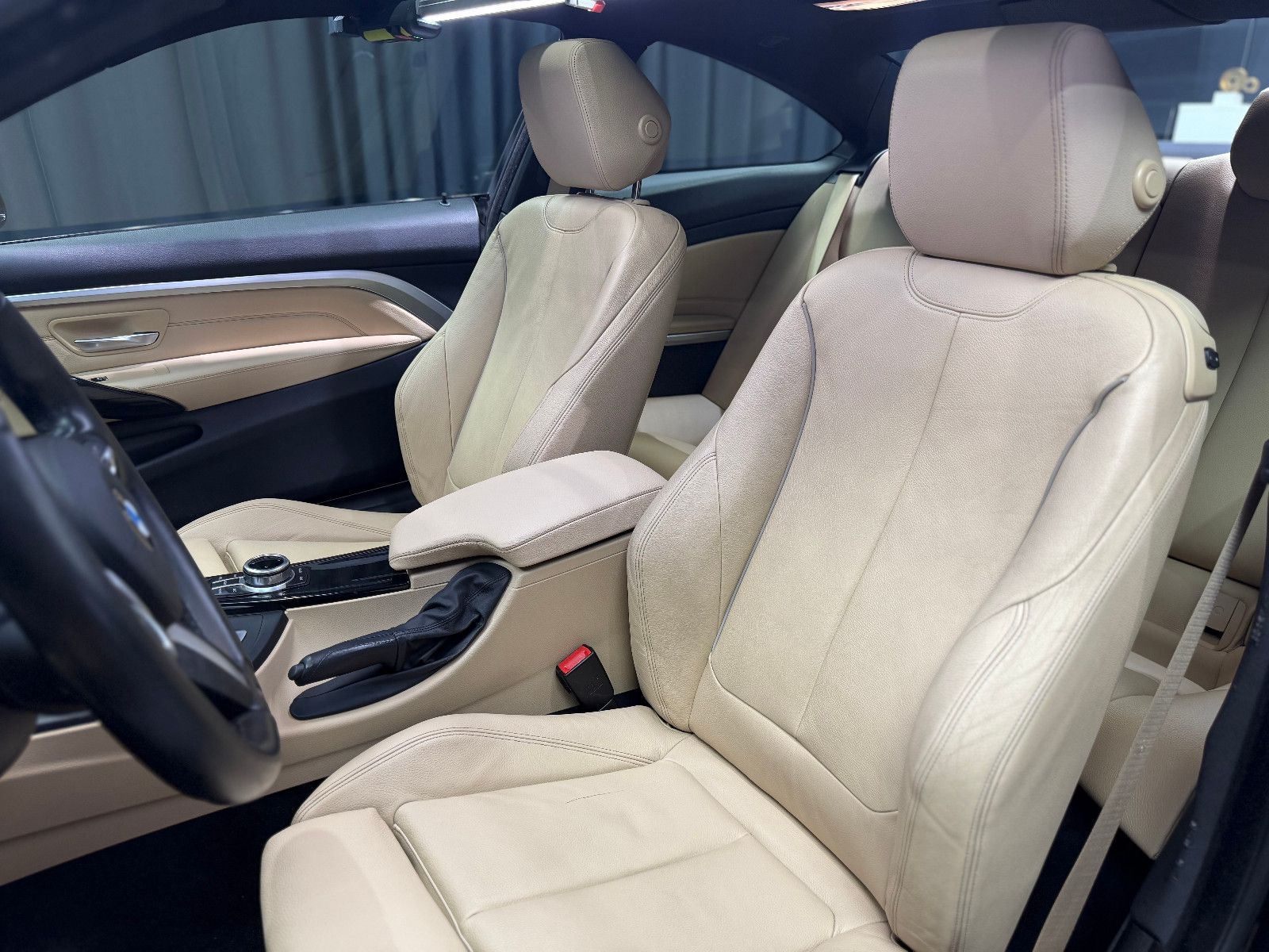 Fahrzeugabbildung BMW 440i Coupe M Sport|LCI|GLASDACH|SHADOWLINE