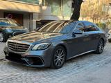 Mercedes-Benz 4MATIC+ L - graue Mercedes-Benz S 63 AMG