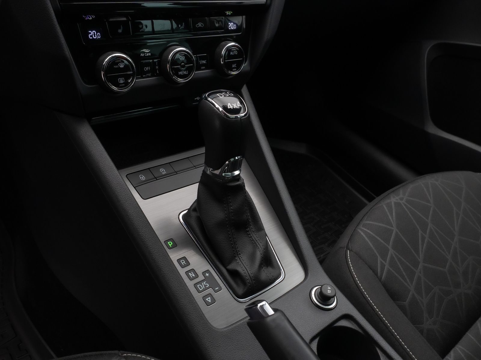 Fahrzeugabbildung SKODA Octavia Combi Clever 4x4 Aut. Panorama AHK 8Fach