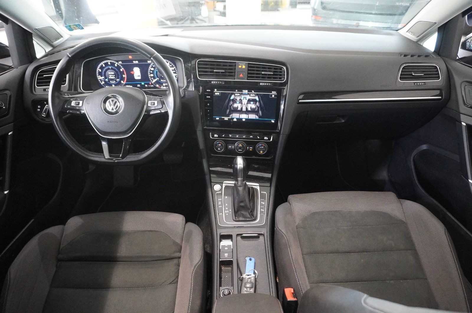 Fahrzeugabbildung Volkswagen Golf VII Vari. 1.5 TSI HIGHLINE DSG NAVI/LED/AHK