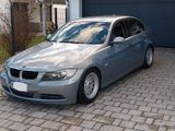 BMW 320 3er E90 Xenon, Navi, AHK, Austauschmotor - BMW 320: Grün