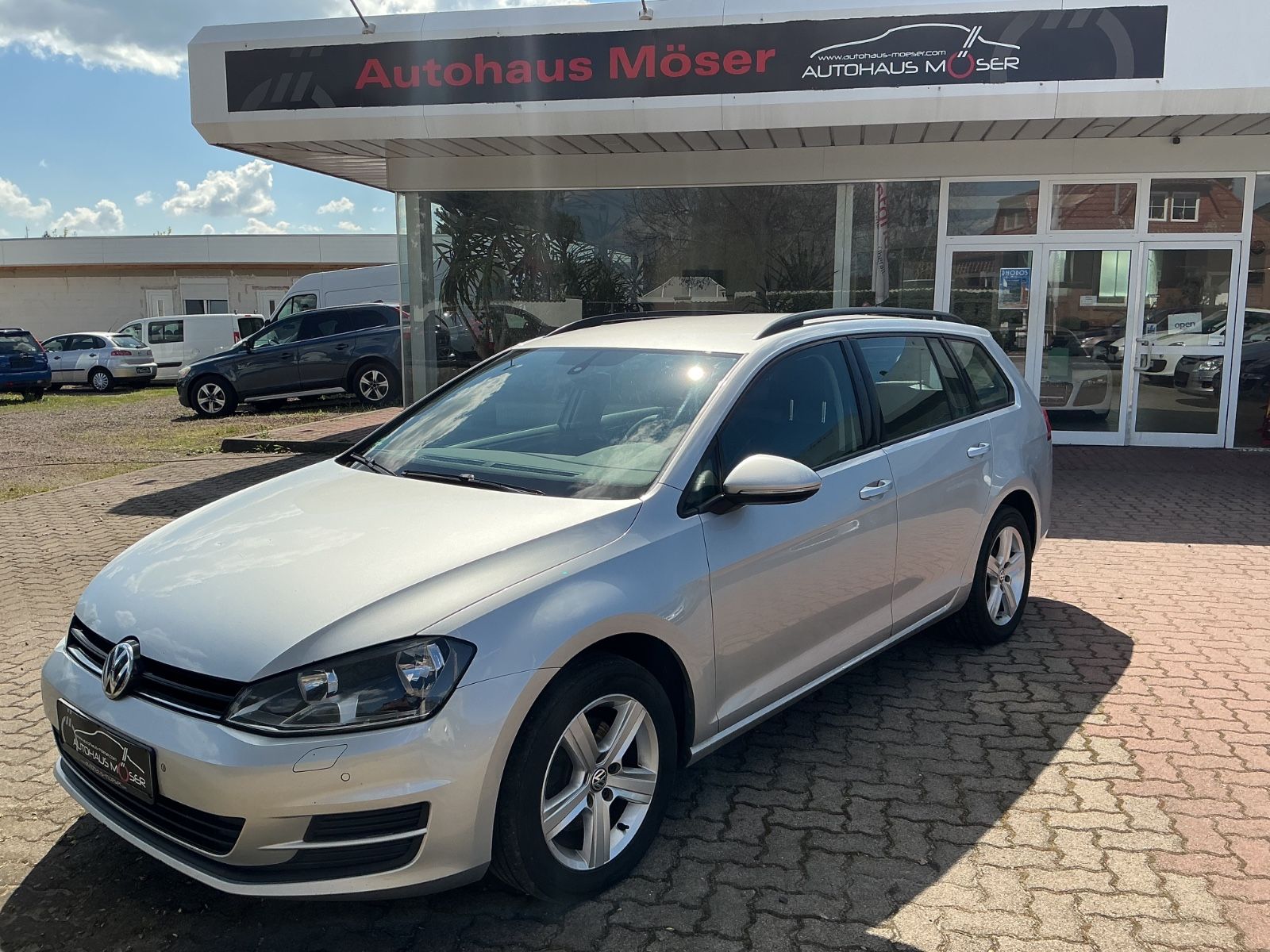 Volkswagen Golf - 1