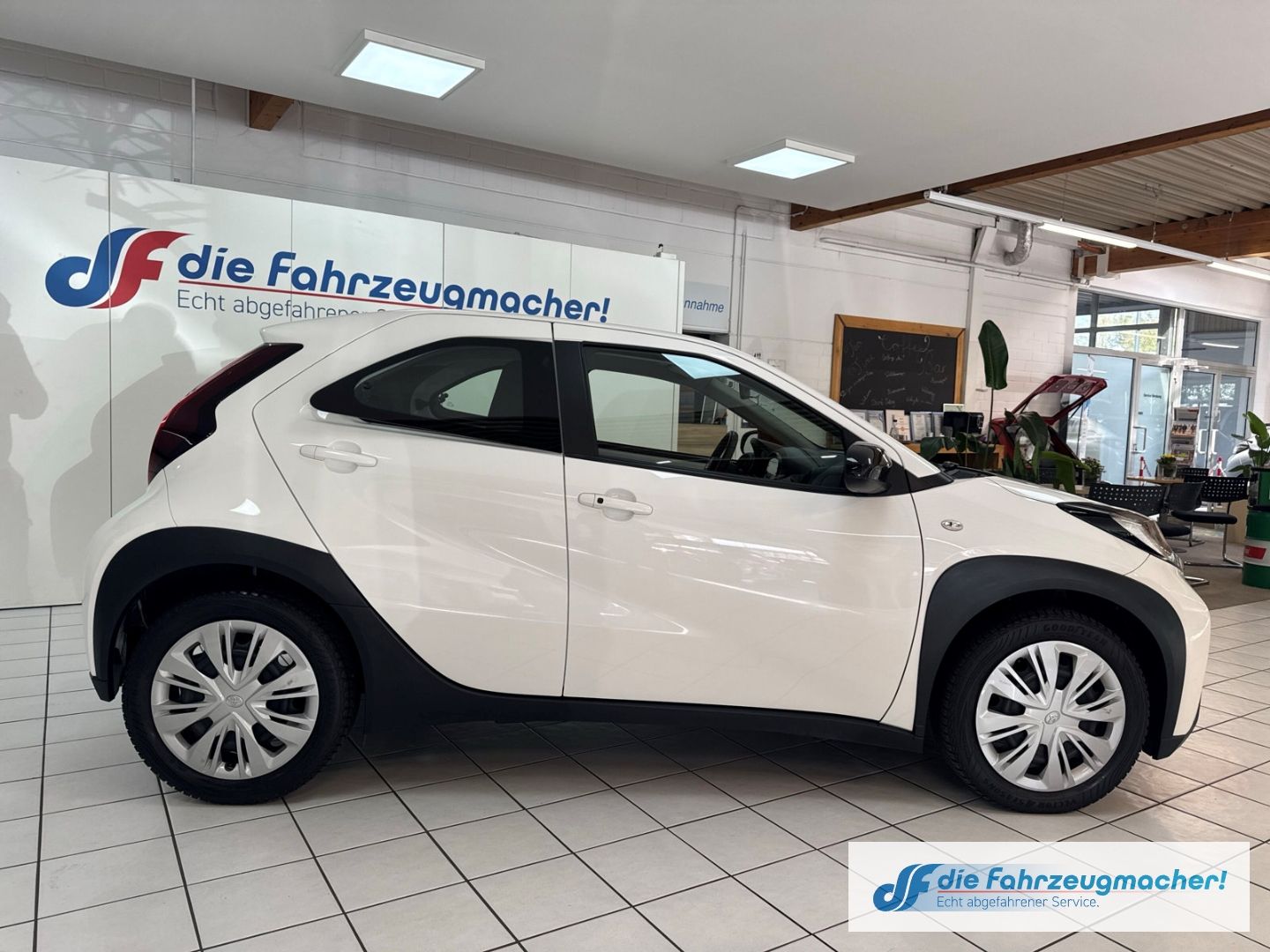 Fahrzeugabbildung Toyota Aygo X Play Apple CarPlay Android Auto Mehrzonen