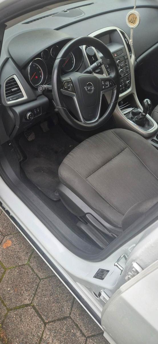 Opel Astra 2011 — interior