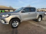 Toyota Hilux Double Cab Duty Comfort 4x4 - Toyota Hilux: Allradantrieb
