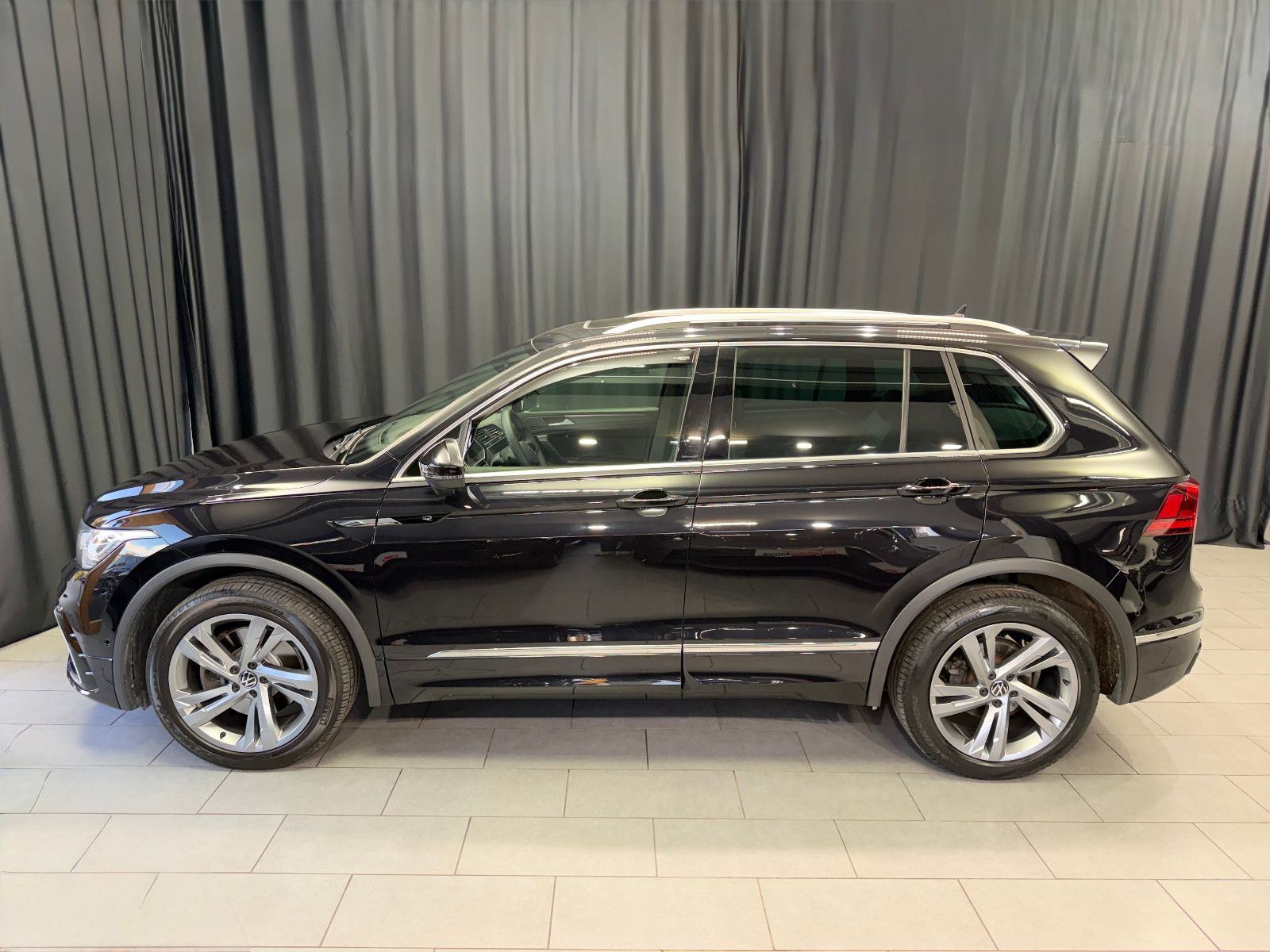 Fahrzeugabbildung Volkswagen Tiguan R-Line 4Motion|PANORAMA|360°-KAMERA|ACC