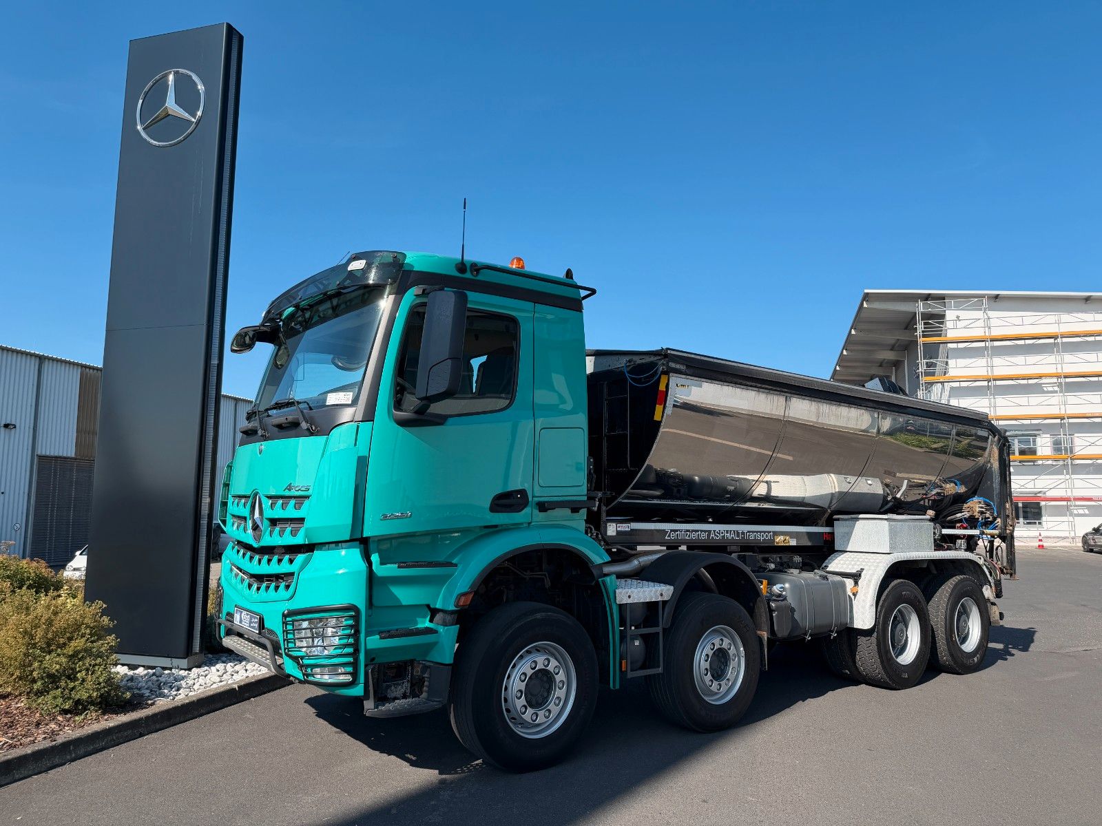 Fahrzeugabbildung Mercedes-Benz Arocs 3251K 8x4 AMTEC Thermokipper +Sprider M25E