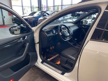 Skoda Octavia Combi RS *TEMPOMAT*NAVI*AHK*BI-XENON*