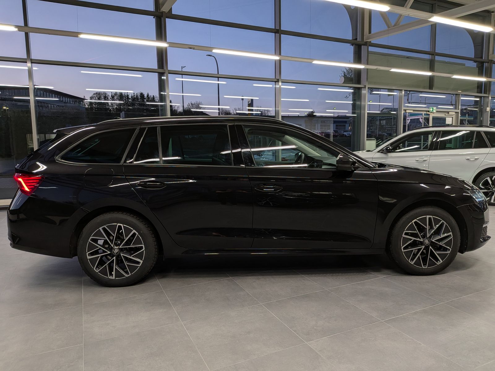 Fahrzeugabbildung SKODA Octavia 1.5 TSI mHEV DSG ACC Style-Paket AHK 17"