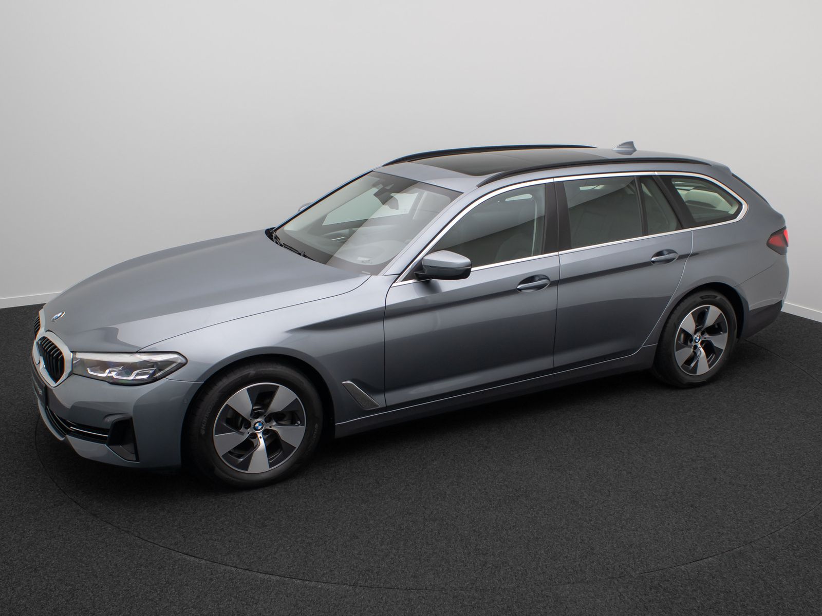 Fahrzeugabbildung BMW 520d Kamera HUD Alarm Panorama DAB Leder Sport