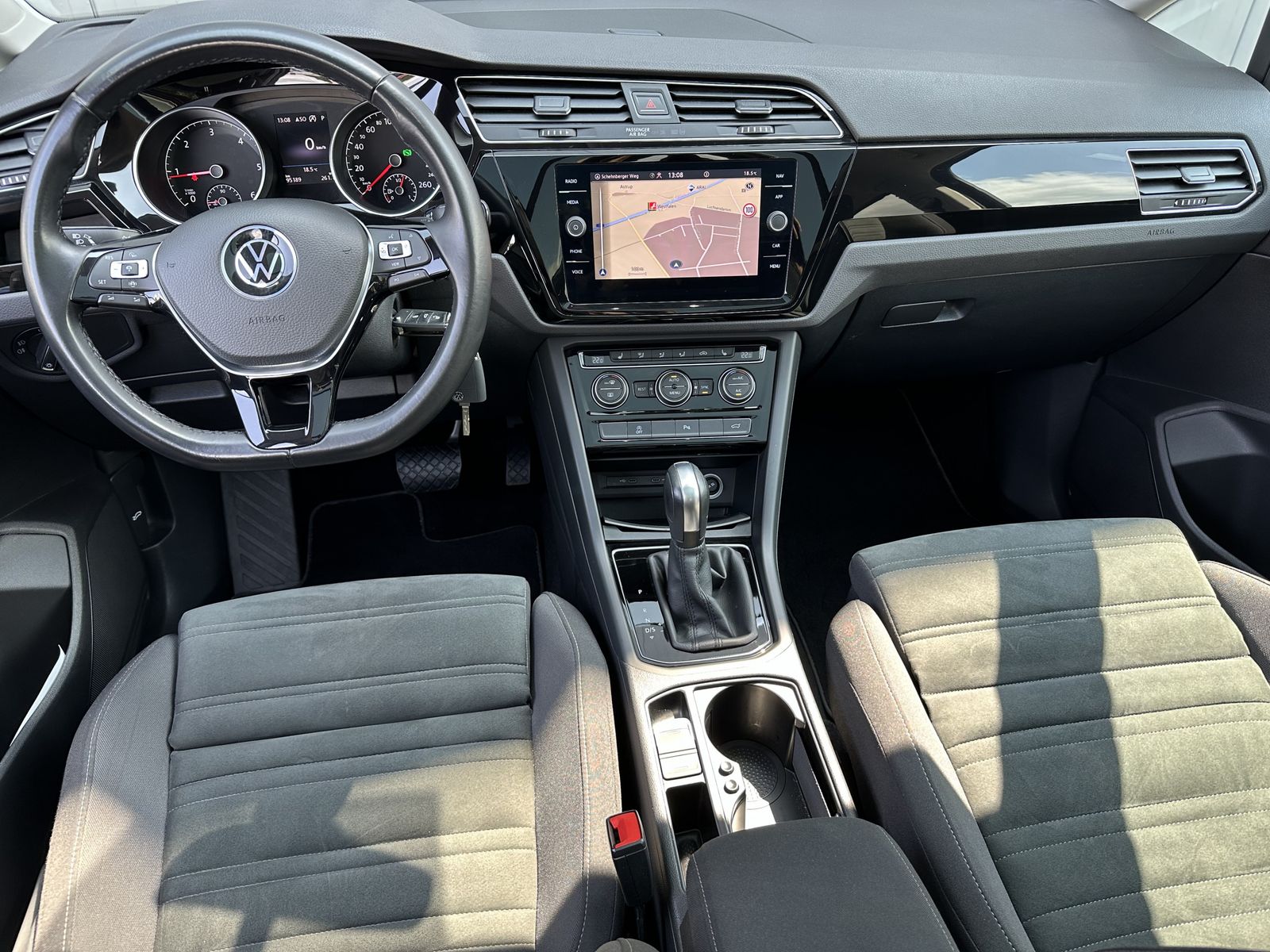 Fahrzeugabbildung Volkswagen Touran 2.0 TDI DSG Highline NAV+LED+ACC+PANORAMA